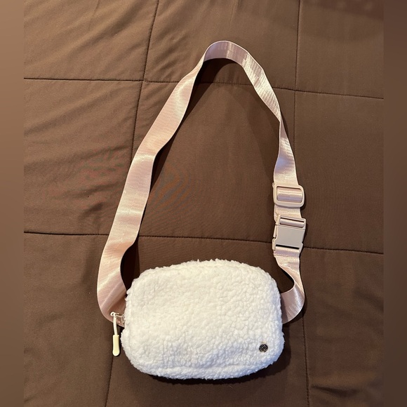 APANA Studio City See Me Run Cozy White Sherpa Belt Bag/Crossbody Sling - Picture 8 of 14